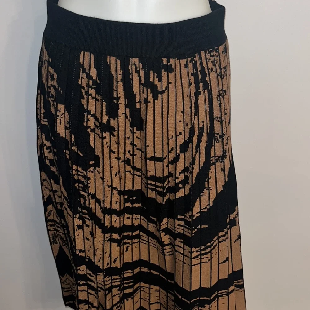 Women’s size M printed knit skirt